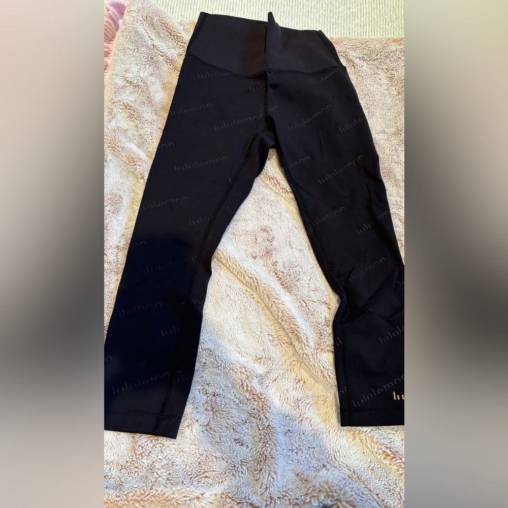 LULULEMON BLACK LEGGINGS WITH LULULEMON WRITTEN